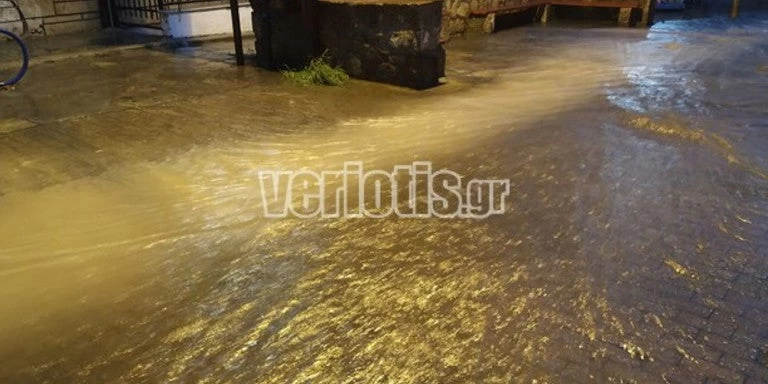 Καταστροφές και στη Βέροια από την κακοκαιρία – Άνοιξαν δρόμοι, έπεσαν δέντρα
